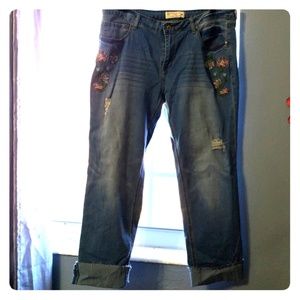 Embroidery denim capri